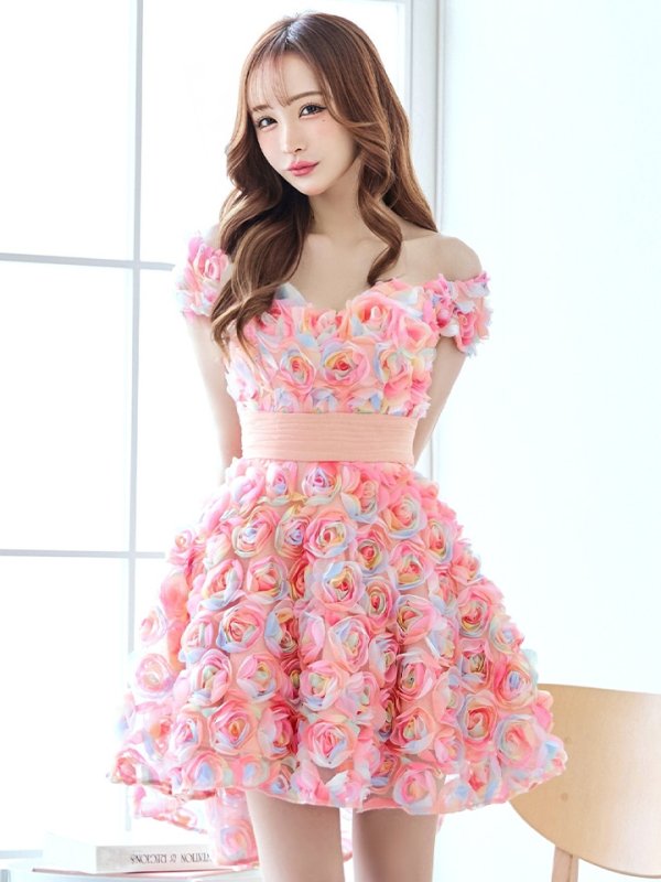 オレンジピンク モデル:真優川咲 身長:158cm 着用サイズ:8号(Sサイズ)