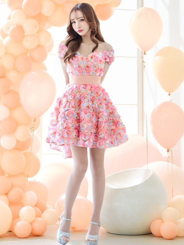 オレンジピンク モデル:真優川咲 身長:158cm 着用サイズ:8号(Sサイズ)