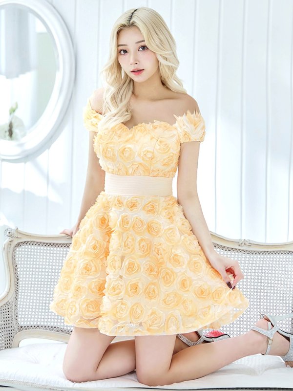 イエロークリーム モデル:ぴょな 身長:160cm 着用サイズ:8号(Sサイズ)