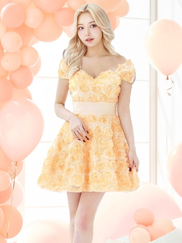 イエロークリーム モデル:ぴょな 身長:160cm 着用サイズ:8号(Sサイズ)