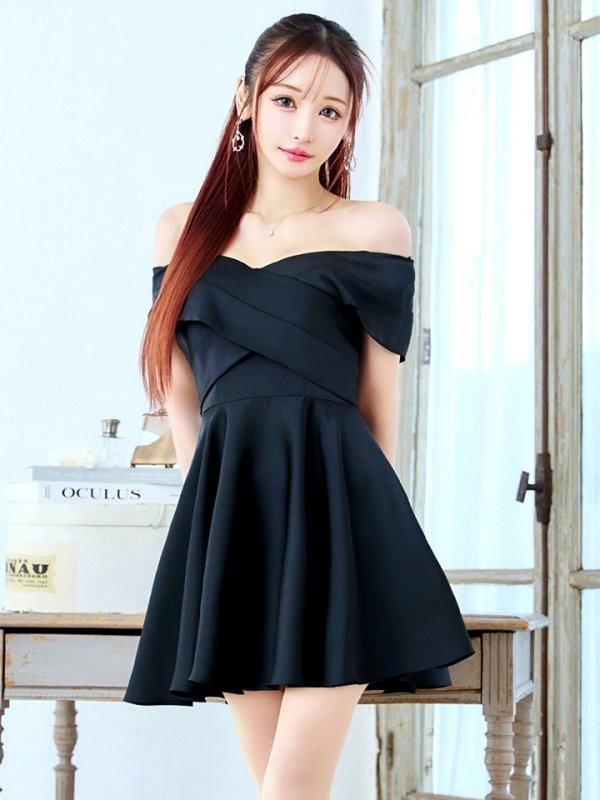 ブラック モデル：真優川咲　身長：158cm　着用サイズ：8号(Sサイズ)