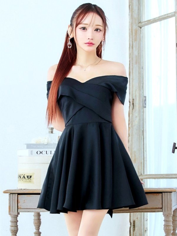 ブラック モデル：真優川咲　身長：158cm　着用サイズ：8号(Sサイズ)