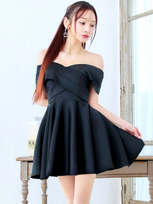 ブラック モデル：真優川咲　身長：158cm　着用サイズ：8号(Sサイズ)