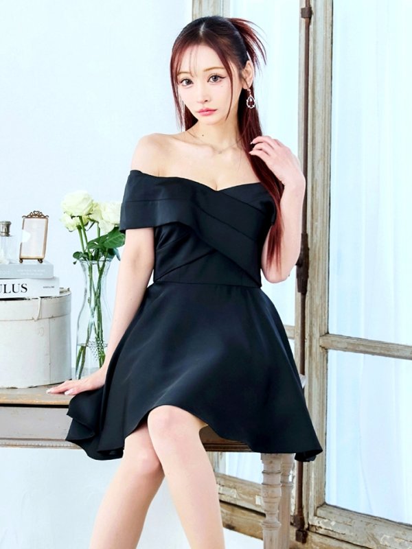 ブラック モデル：真優川咲　身長：158cm　着用サイズ：8号(Sサイズ)