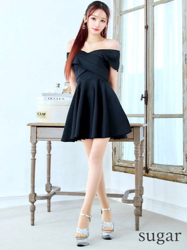 ブラック モデル：真優川咲　身長：158cm　着用サイズ：8号(Sサイズ)