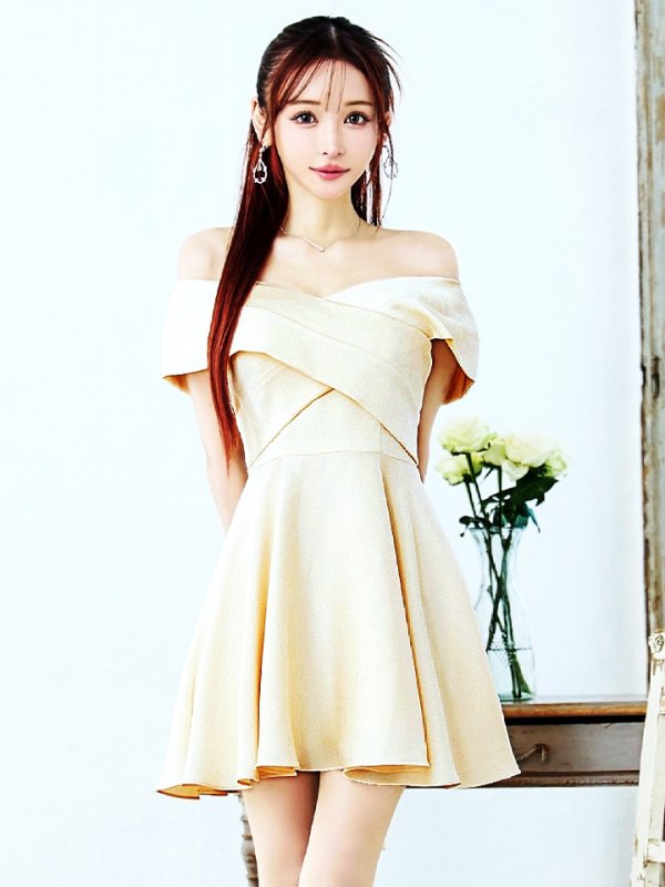 ライトベージュ モデル：真優川咲　身長：158cm　着用サイズ：8号(Sサイズ)