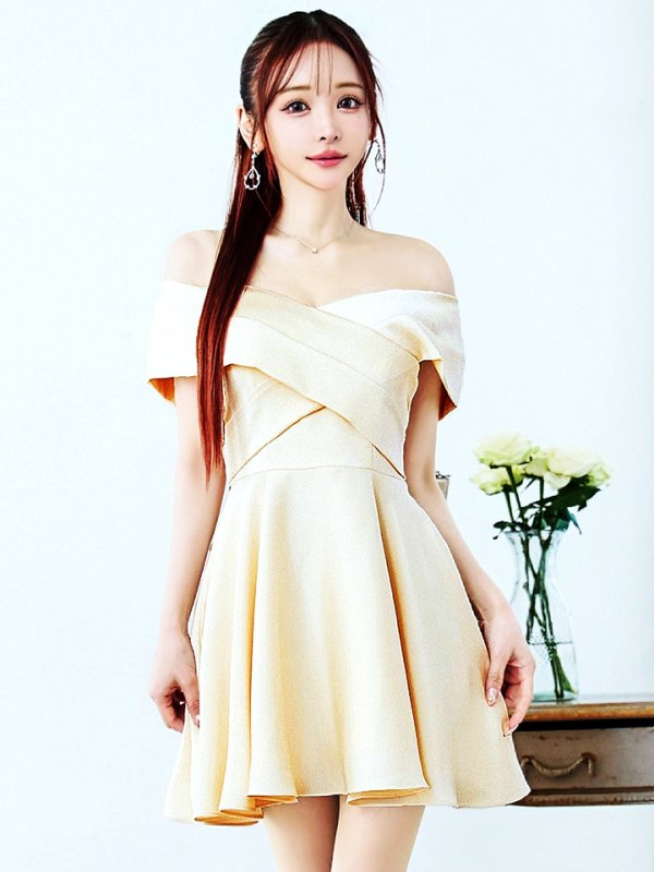 ライトベージュ モデル：真優川咲　身長：158cm　着用サイズ：8号(Sサイズ)