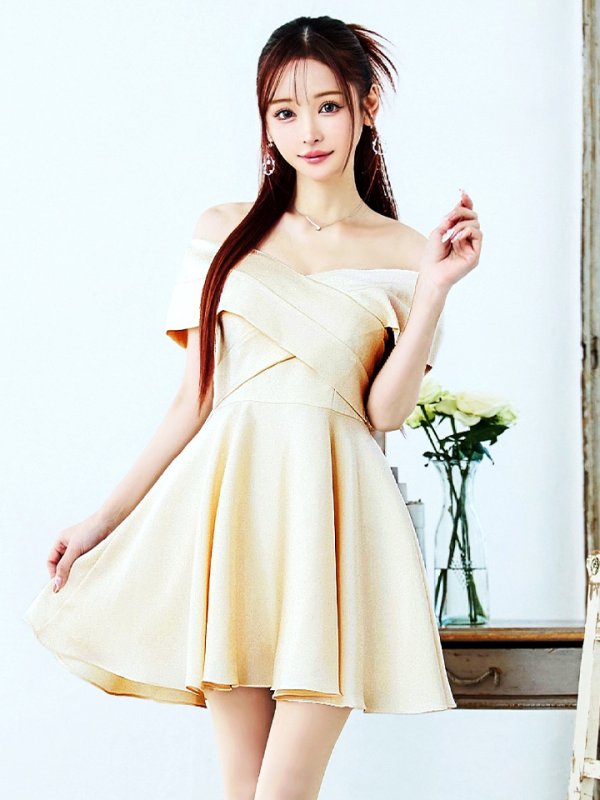 ライトベージュ モデル：真優川咲　身長：158cm　着用サイズ：8号(Sサイズ)