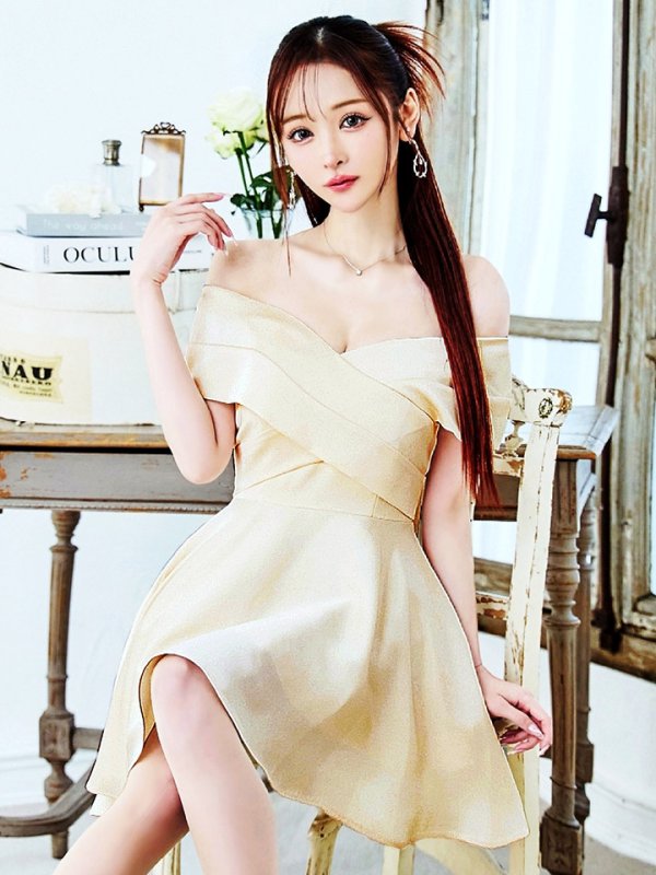 ライトベージュ モデル：真優川咲　身長：158cm　着用サイズ：8号(Sサイズ)