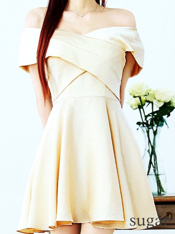 ライトベージュ モデル：真優川咲　身長：158cm　着用サイズ：8号(Sサイズ)