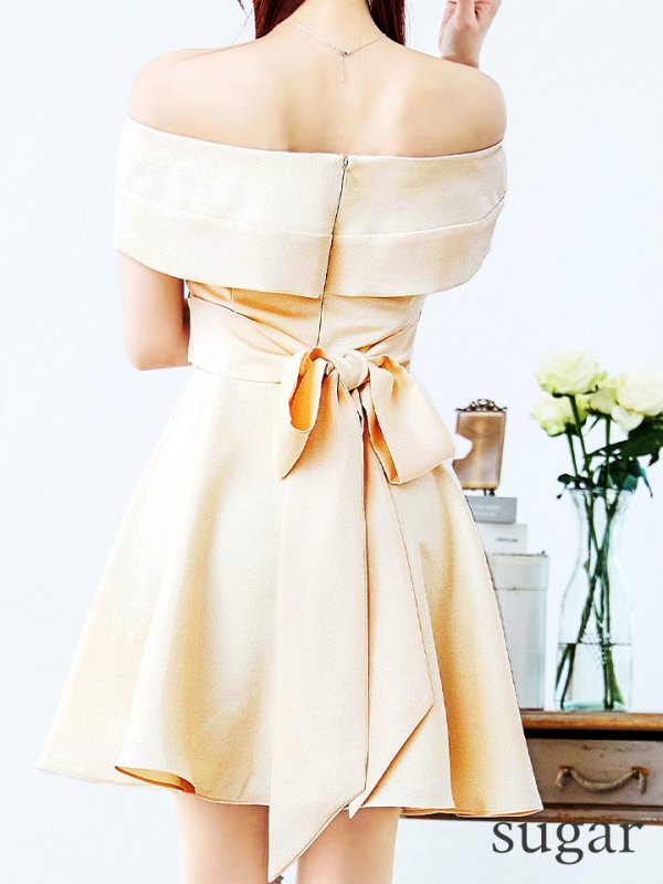 ライトベージュ モデル：真優川咲　身長：158cm　着用サイズ：8号(Sサイズ)