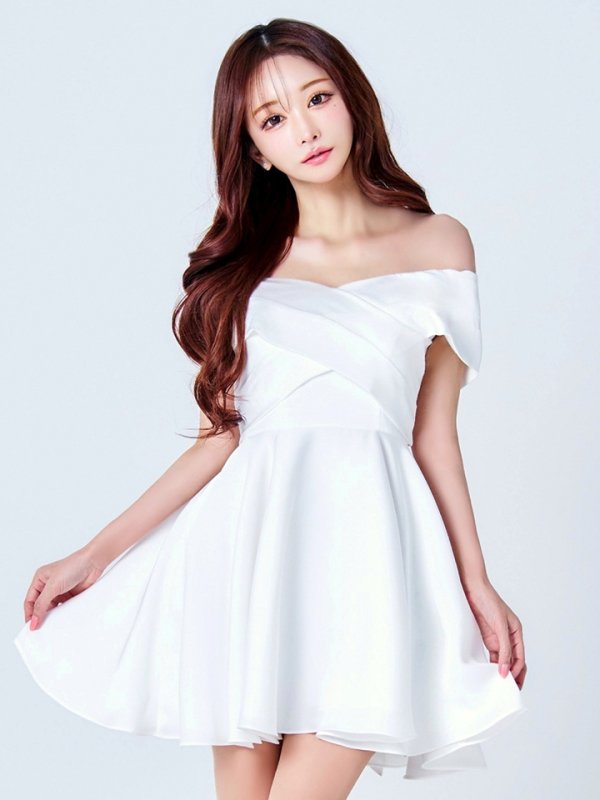 アイボリー モデル：真優川咲　身長：158cm　着用サイズ：8号(Sサイズ)