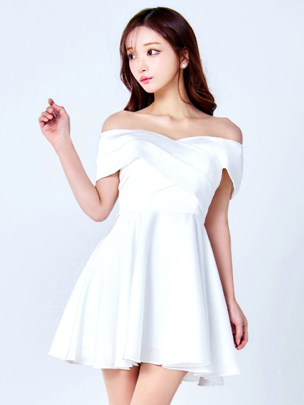 アイボリー モデル：真優川咲　身長：158cm　着用サイズ：8号(Sサイズ)