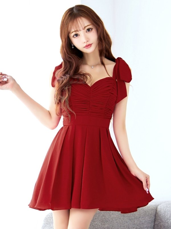 ダークレッド モデル:真優川咲 身長:158cm 着用サイズ:8号(Sサイズ)