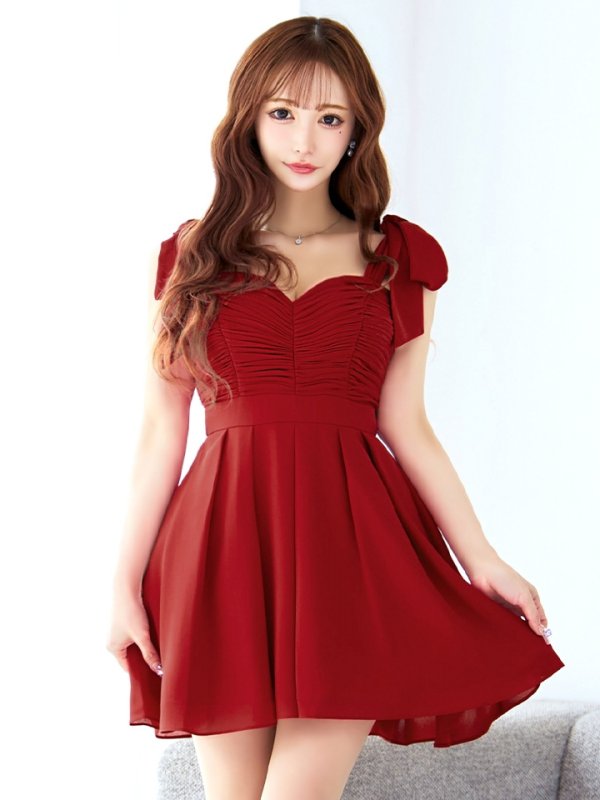 ダークレッド モデル:真優川咲 身長:158cm 着用サイズ:8号(Sサイズ)