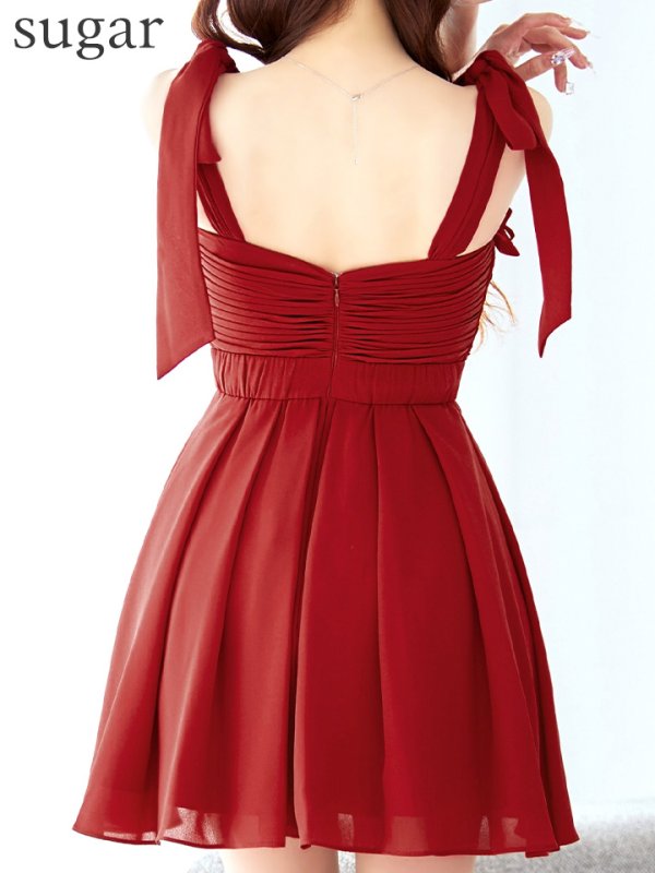 ダークレッド モデル:真優川咲 身長:158cm 着用サイズ:8号(Sサイズ)