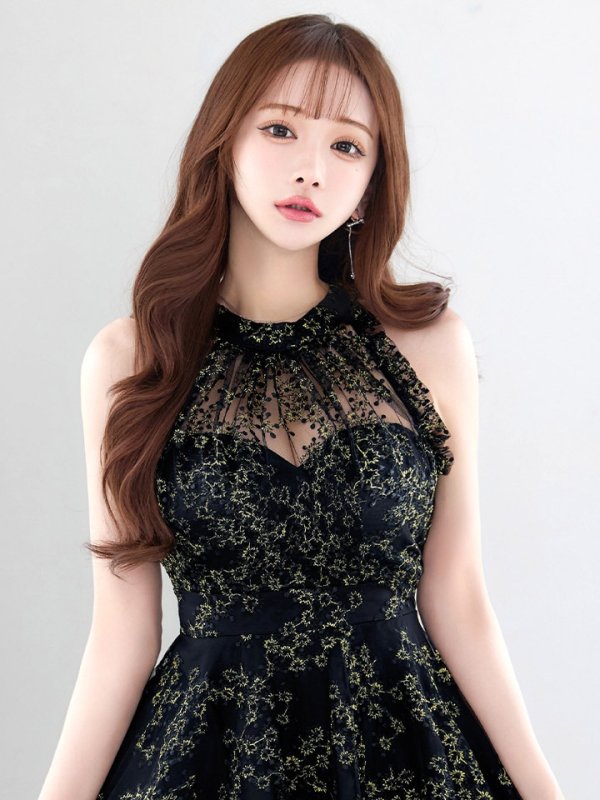 ブラック　モデル：真優川咲　身長：158cm　着用サイズ：8号(Sサイズ)