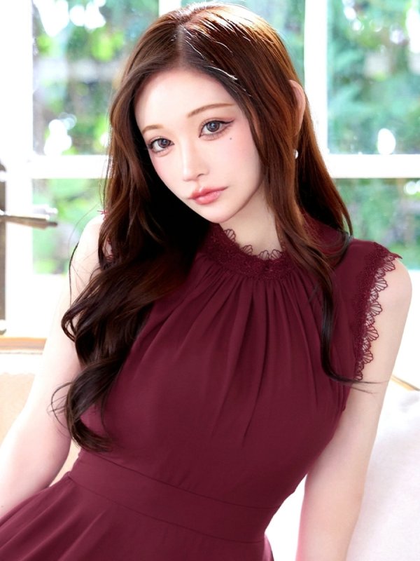 ワイン　モデル：真優川咲　身長：158cm　着用サイズ：8号(Sサイズ)