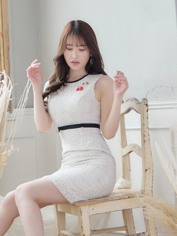 画像4: 【VELIQUE/ヴェリーク】ブローチ付き/ ワンカラー/ ノースリーブ/ タイト/ ミディアムドレス/ キャバドレス【HC02】 (4)