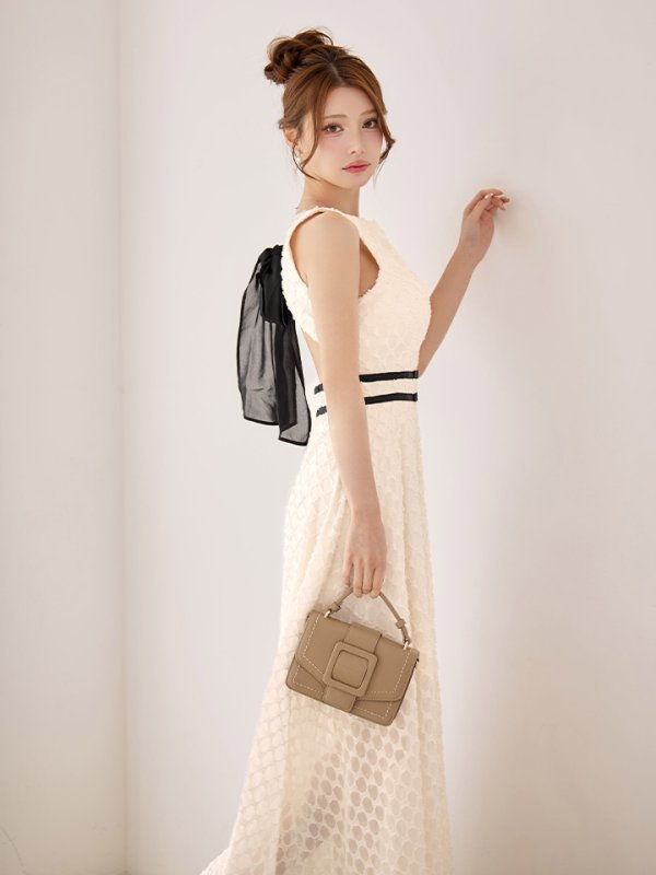 オフベージュ モデル：ももか　身長：156cm　着用サイズ：Sサイズ