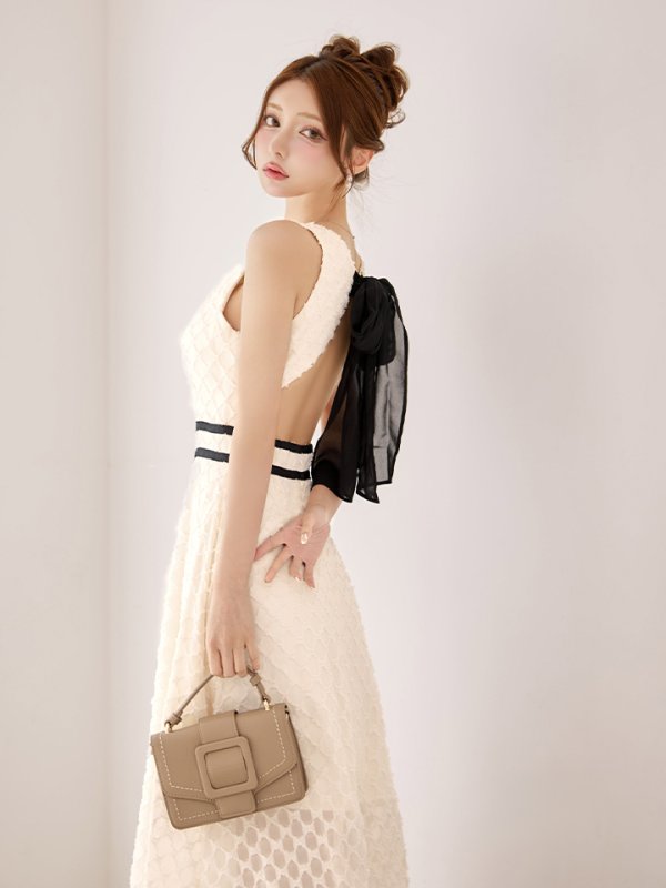 オフベージュ モデル：ももか　身長：156cm　着用サイズ：Sサイズ