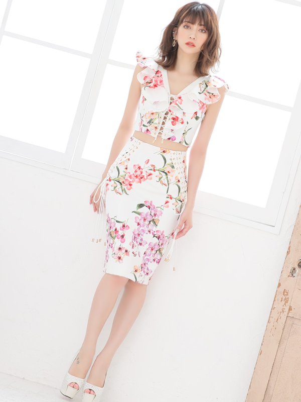 ホワイト　モデル：加賀美早紀　身長：164cm　着用サイズ：Sサイズ