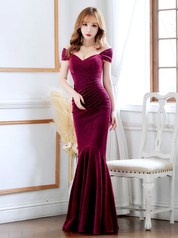 ブラックバーガンディー モデル：真優川咲　身長：158cm　着用サイズ：8号(Sサイズ)