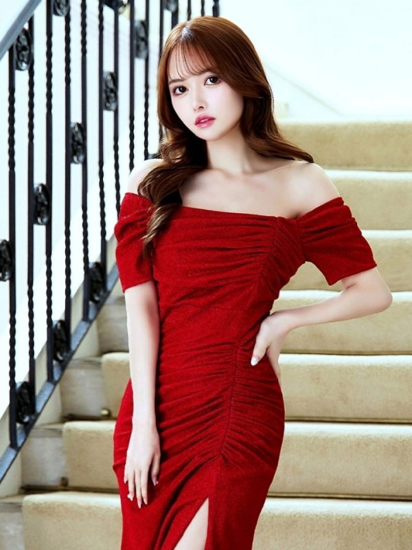 ダークレッド モデル:ゆめ 身長:160cm 着用サイズ:8号(Sサイズ)