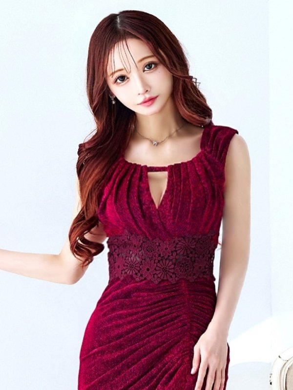 ブラックバーガンディ モデル:真優川咲 身長:158cm 着用サイズ:8号(Sサイズ)