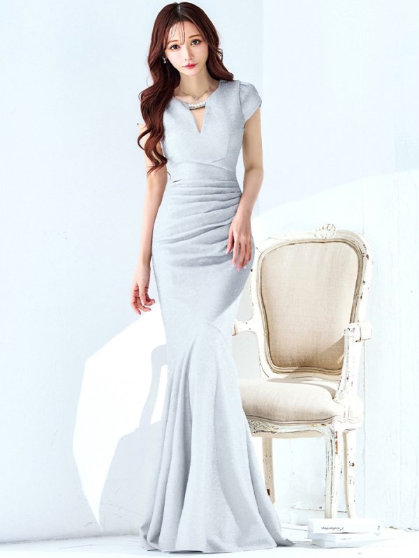 シルバー モデル:真優川咲 身長:158cm 着用サイズ:8号(Sサイズ)