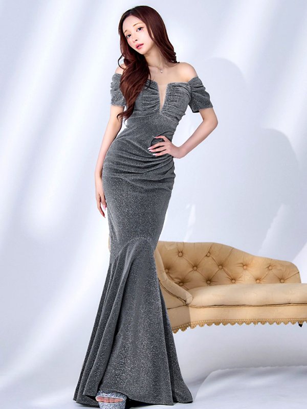 ブラックシルバー モデル：真優川咲　身長：158cm　着用サイズ：8号(Sサイズ)