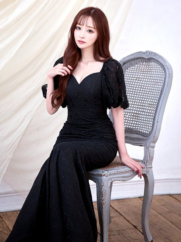 ブラック モデル：真優川咲　身長：158cm：8号(Sサイズ)