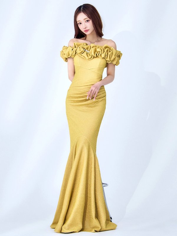 ライトゴールド モデル：真優川咲　身長：158cm:8号(Sサイズ)