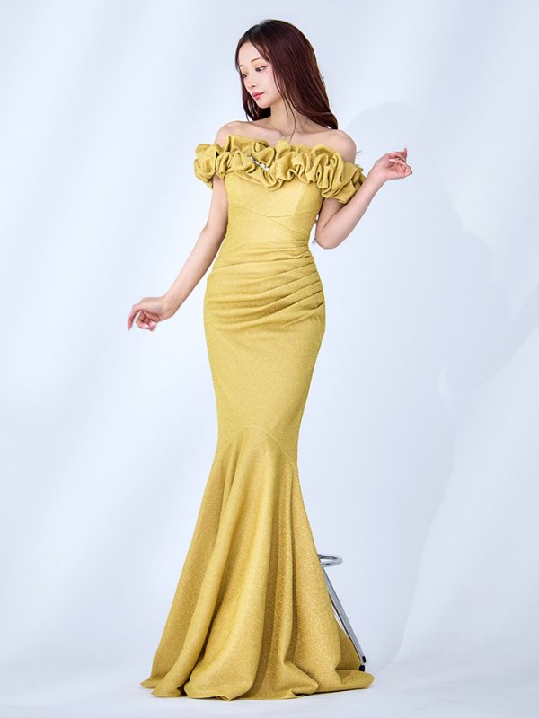 ライトゴールド モデル：真優川咲　身長：158cm:8号(Sサイズ)