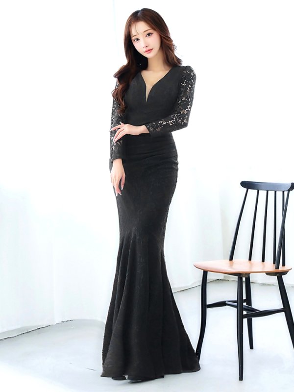 ブラック モデル：真優川咲　身長：158cm　着用サイズ：8号(Sサイズ)