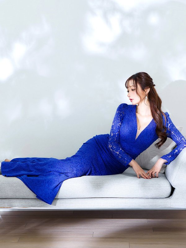 ロイヤルブルー モデル:真優川咲 身長:158cm 着用サイズ:8号(Sサイズ)