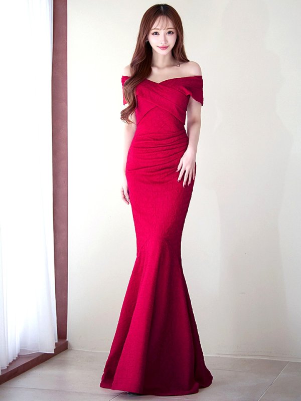 ダークレッド モデル：真優川咲　身長：158cm　着用サイズ：8号(Sサイズ)