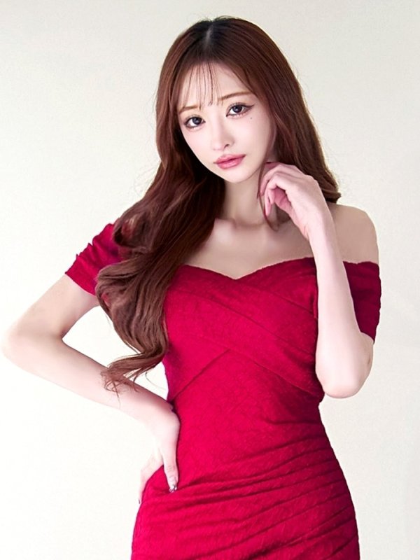 ダークレッド モデル：真優川咲　身長：158cm　着用サイズ：8号(Sサイズ)