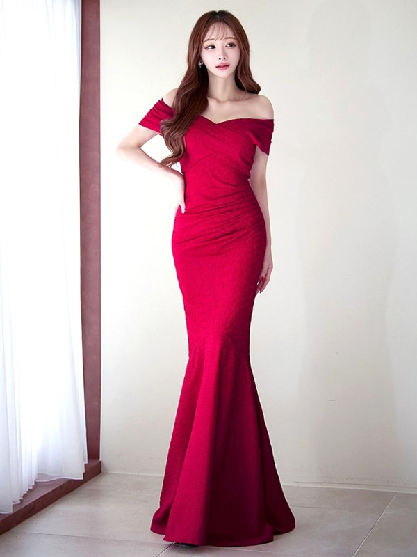 ダークレッド モデル：真優川咲　身長：158cm　着用サイズ：8号(Sサイズ)