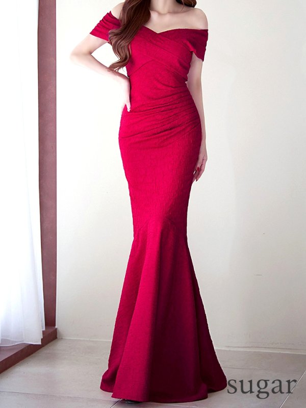 ダークレッド モデル：真優川咲　身長：158cm　着用サイズ：8号(Sサイズ)