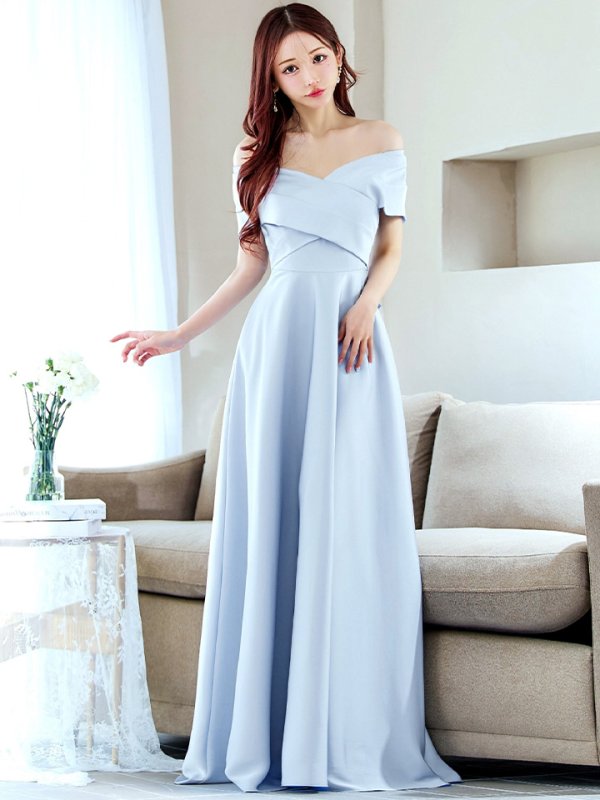 パウダーブルー モデル:真優川咲 身長:158cm 着用サイズ:8号(Sサイズ)