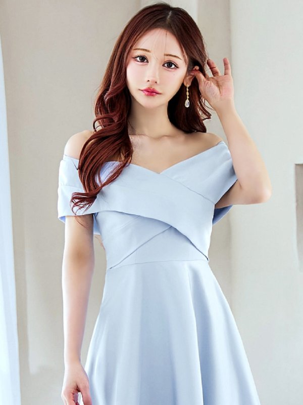 パウダーブルー モデル:真優川咲 身長:158cm 着用サイズ:8号(Sサイズ)