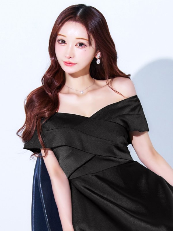 ブラック モデル:真優川咲 身長:158cm 着用サイズ:8号(Sサイズ)