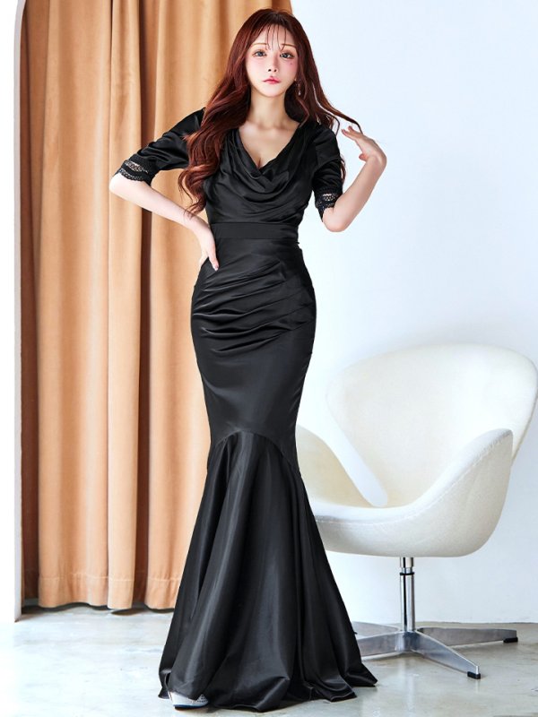 ブラック　モデル：真優川咲　身長：158cm　着用サイズ：8号(Sサイズ)