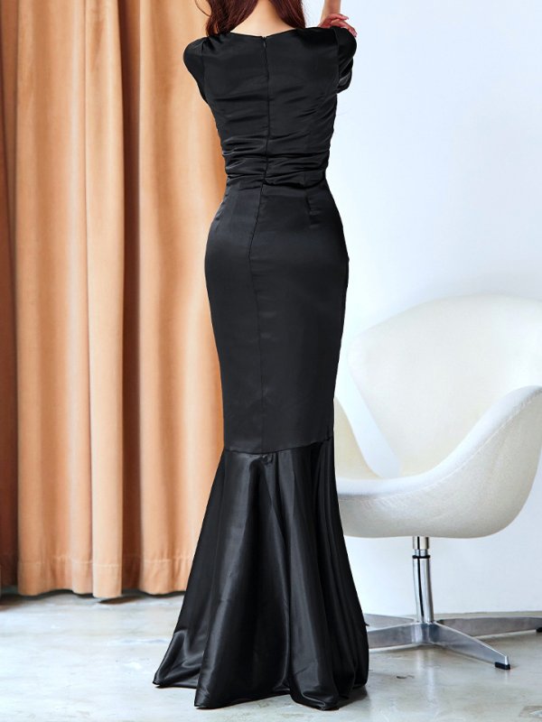 ブラック　モデル：真優川咲　身長：158cm　着用サイズ：8号(Sサイズ)