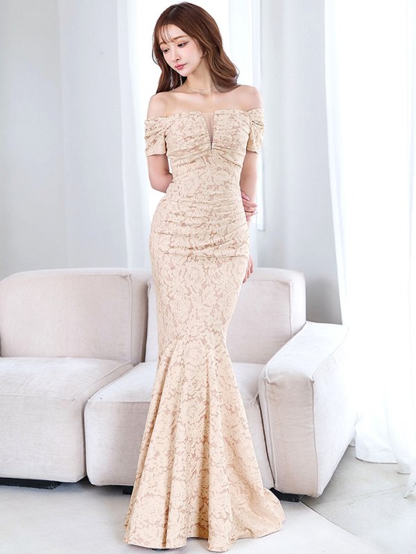 ベージュモーヴ　モデル：真優川咲　身長：158cm　着用サイズ：8号(Sサイズ)