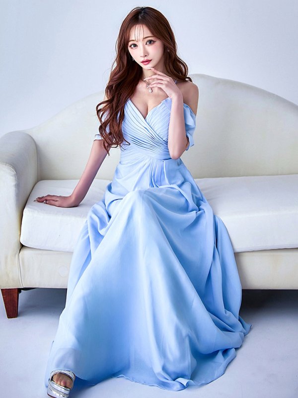 パウダーブルー モデル：真優川咲　身長：158cm　着用サイズ：8号(Sサイズ)