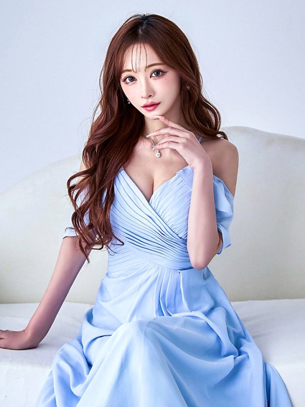 パウダーブルー モデル：真優川咲　身長：158cm　着用サイズ：8号(Sサイズ)