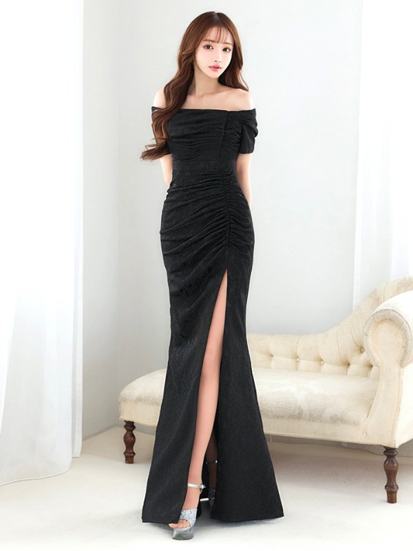 ブラック モデル：真優川咲　身長：158cm　着用サイズ：8号(Sサイズ)