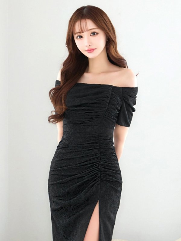 ブラック モデル：真優川咲　身長：158cm　着用サイズ：8号(Sサイズ)